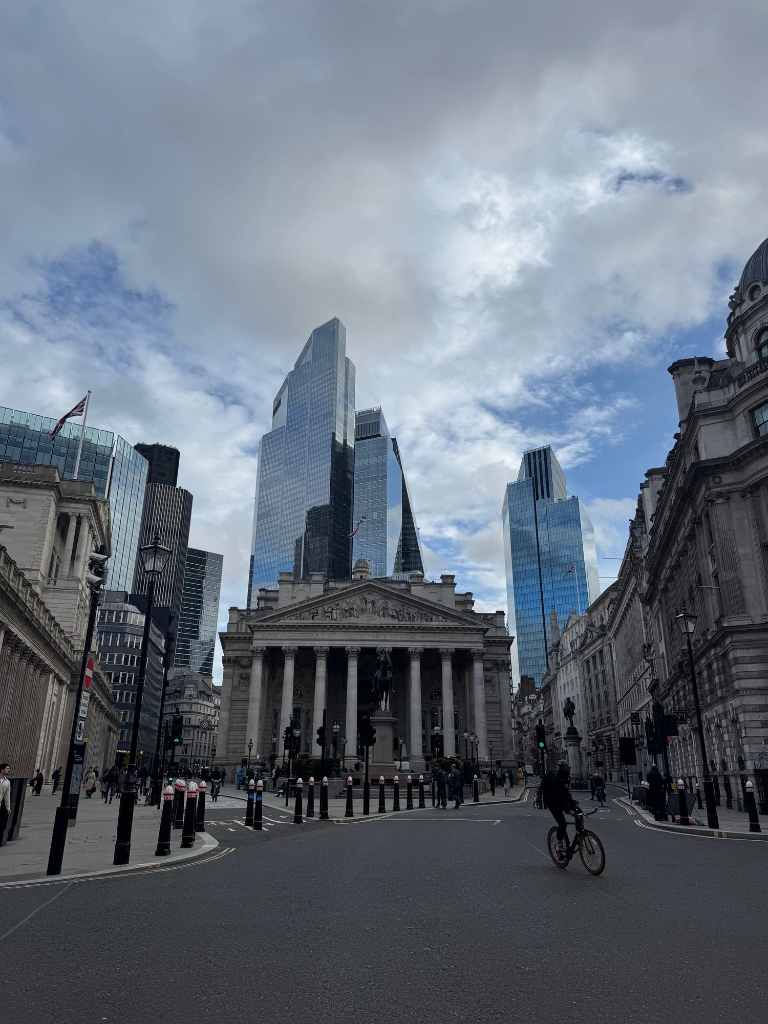 Classic meets modern: Royal exchange before Londons Skyline